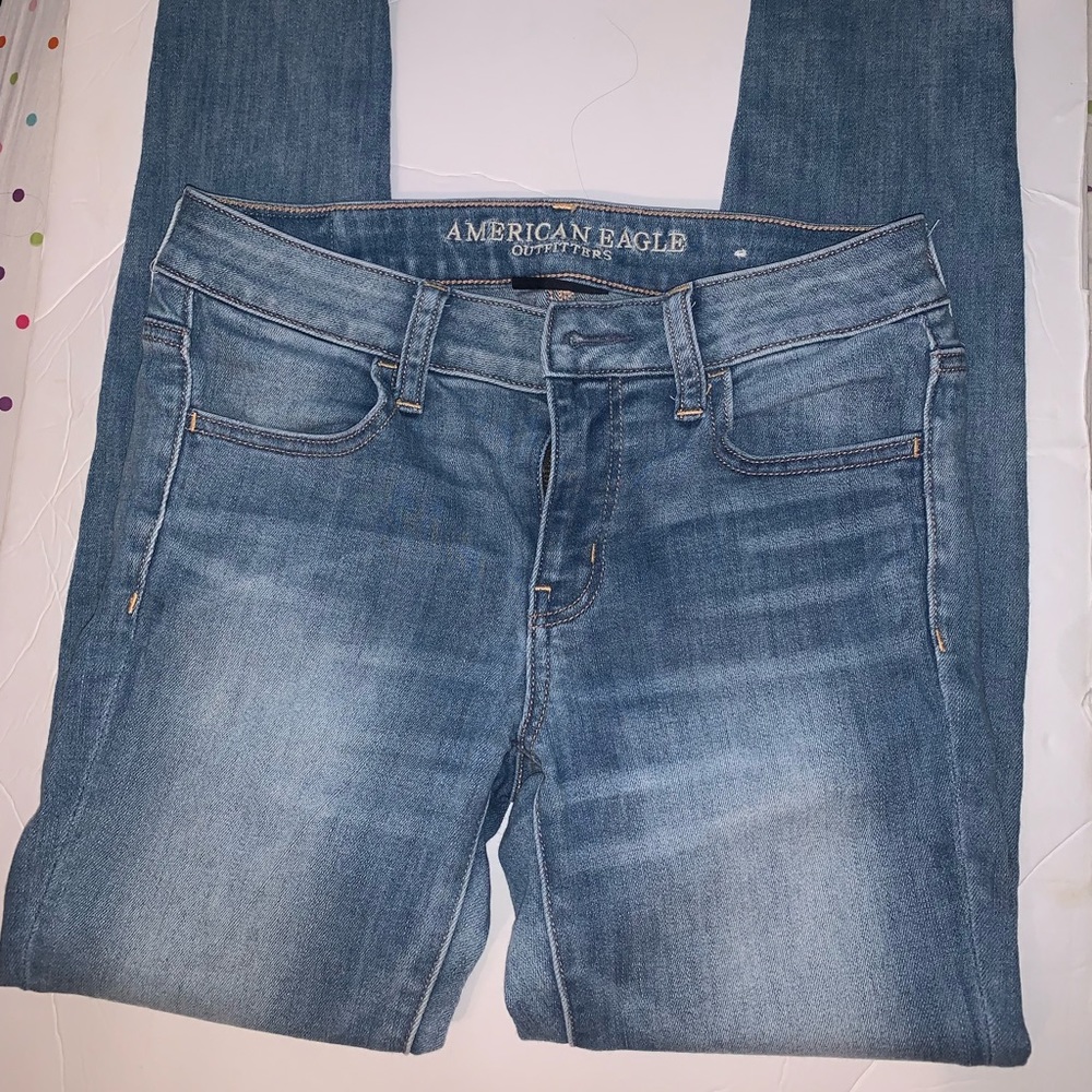 Light wash American eagle skinny jeans